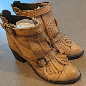LKNW never worn Free People Tan Circle Back Heel Booties (bin 8)
